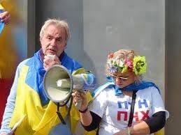 Kan een afbeelding zijn van 2 mensen en staande mensen