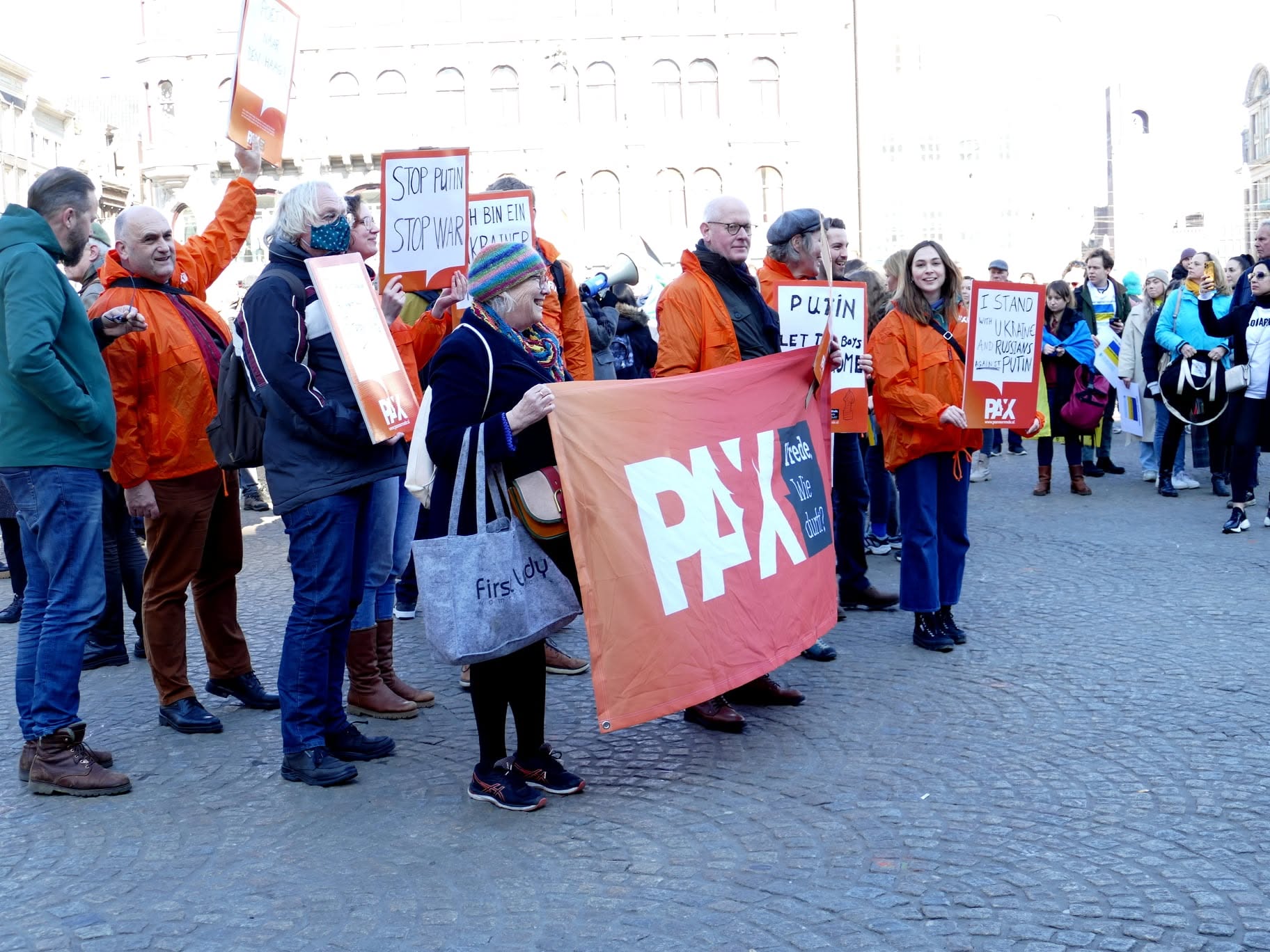 Kan een afbeelding zijn van 12 mensen, staande mensen en buitenshuis