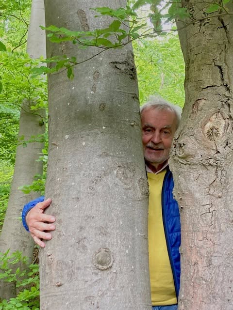 Kan een afbeelding zijn van 2 mensen, buitenshuis en boom