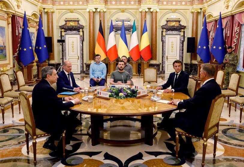 Kan een afbeelding zijn van 6 mensen, zittende mensen en staande mensen