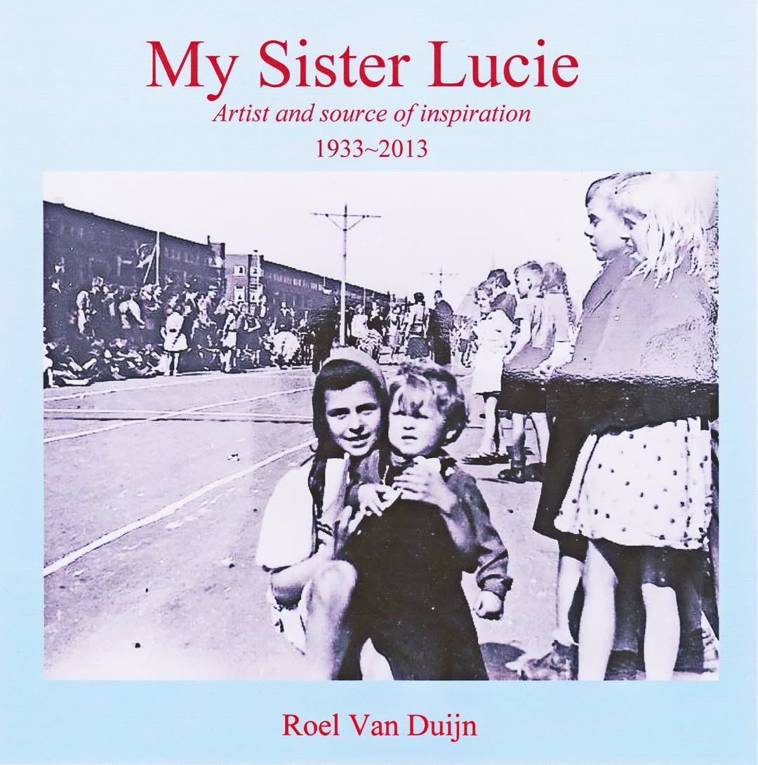 Kan een afbeelding zijn van 4 mensen, staande mensen en de tekst 'My Sister Lucie Artist and source of inspiration 1933~2013 Roel Van Duijn'