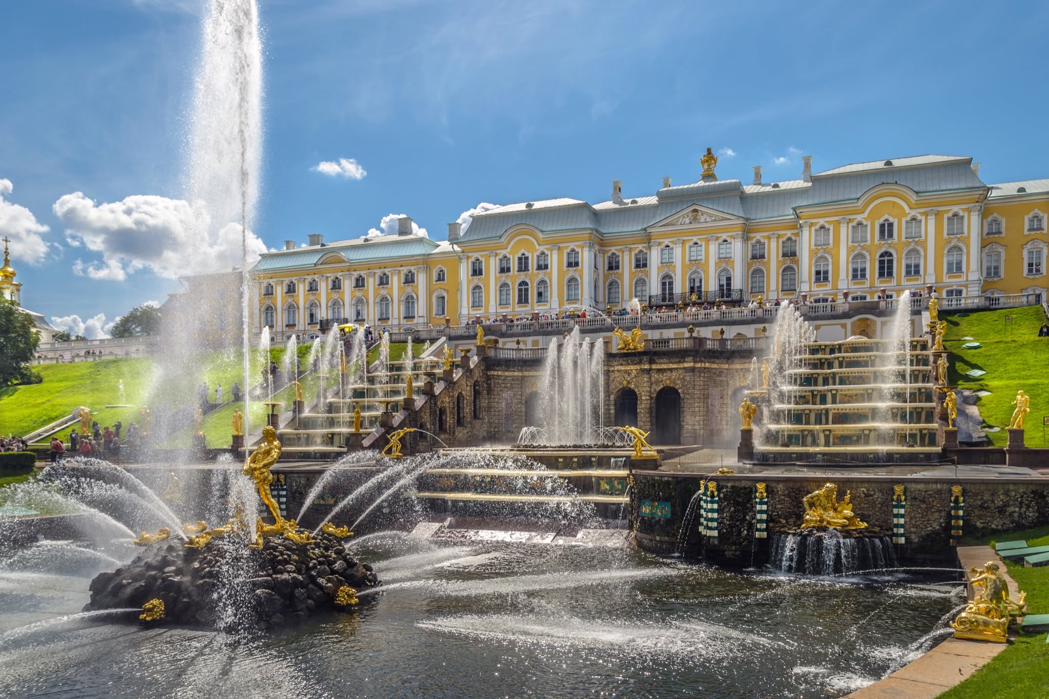 Kan een afbeelding zijn van 1 persoon, monument en buitenshuis