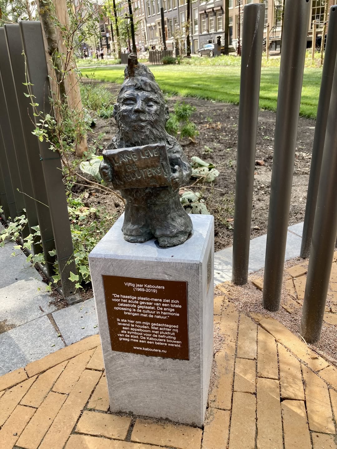 Kan een afbeelding zijn van buitenshuis en monument