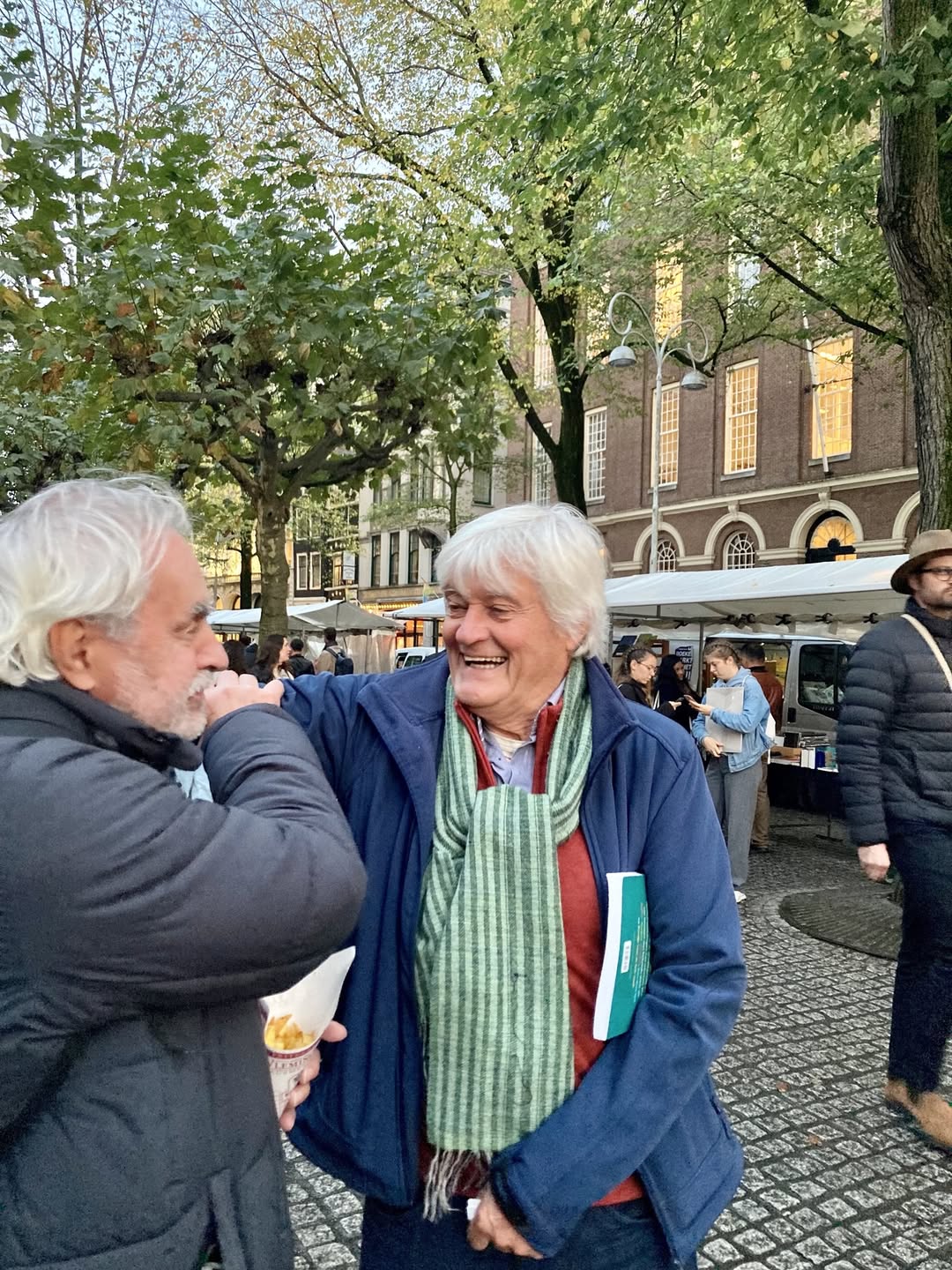Kan een afbeelding zijn van 4 mensen en buitenshuis