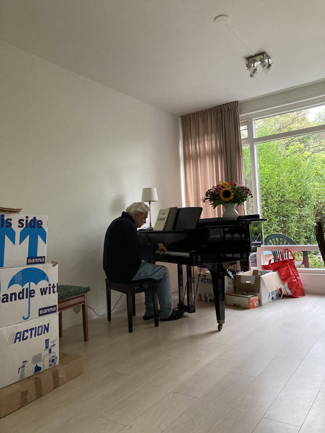 Kan een afbeelding zijn van 1 persoon en piano