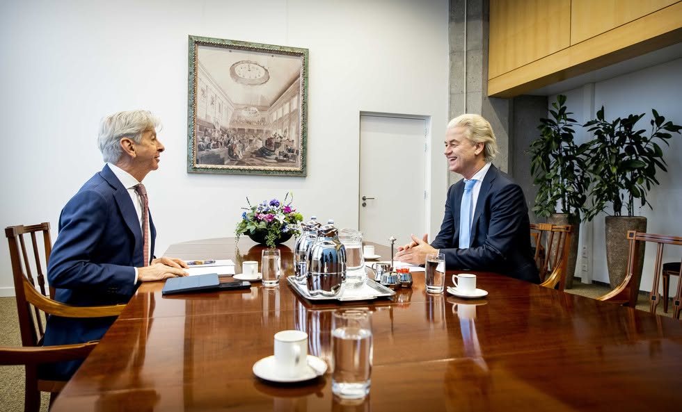Kan een afbeelding zijn van 2 mensen en Oval Office