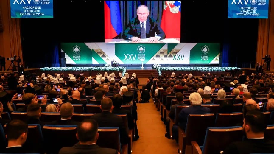 Kan een afbeelding zijn van 1 persoon, podium en de tekst 'TA настоящее ибудущее русскогомира мира COBOP настоящее ибудущее русскогомира PIERMA C06OP XXV PoCN 0XXV собор'