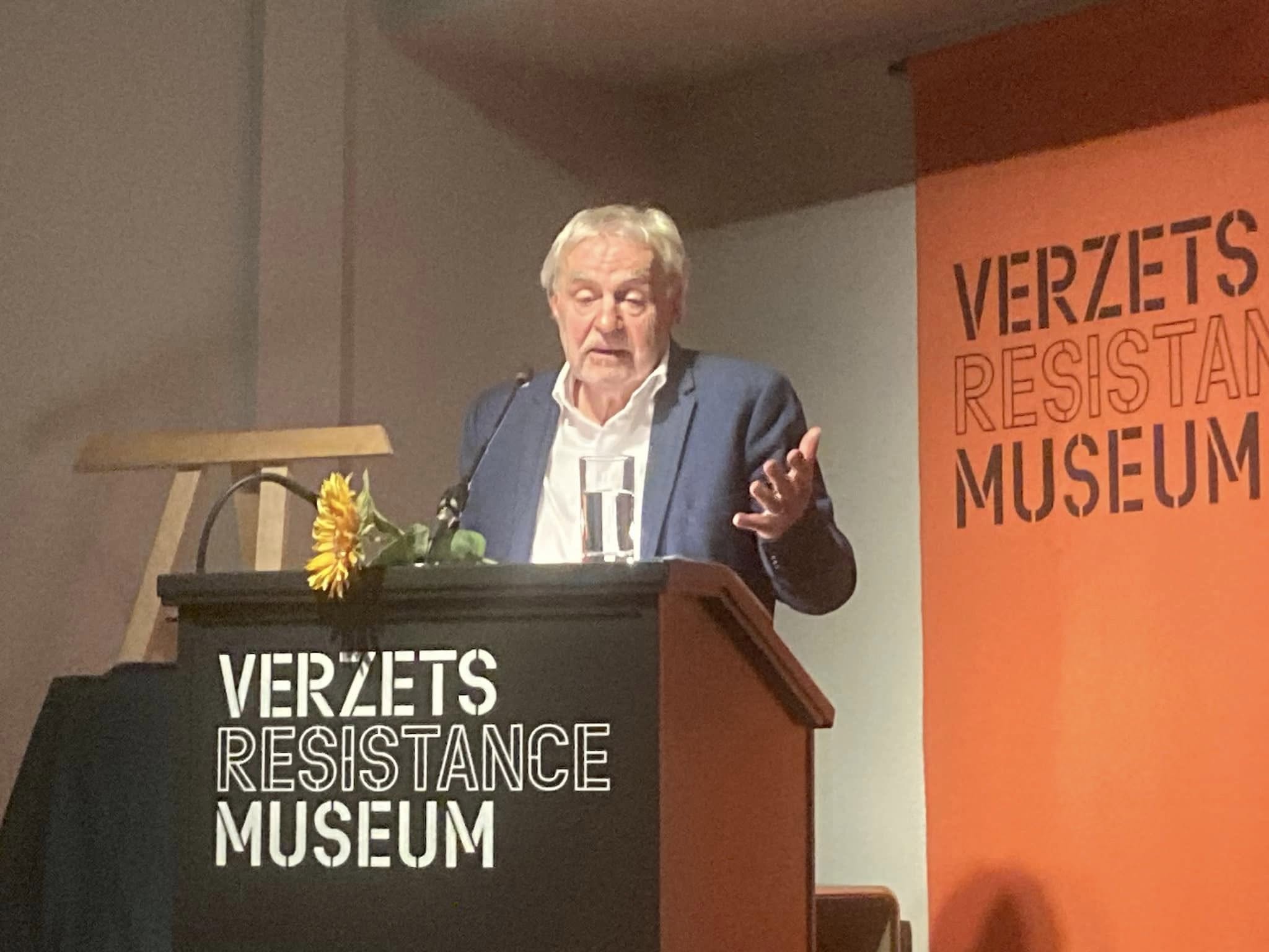 Kan een afbeelding zijn van 1 persoon en de tekst 'M MERES MUSEUM VERZETS RESISTANCE RESIS MUSEUM'