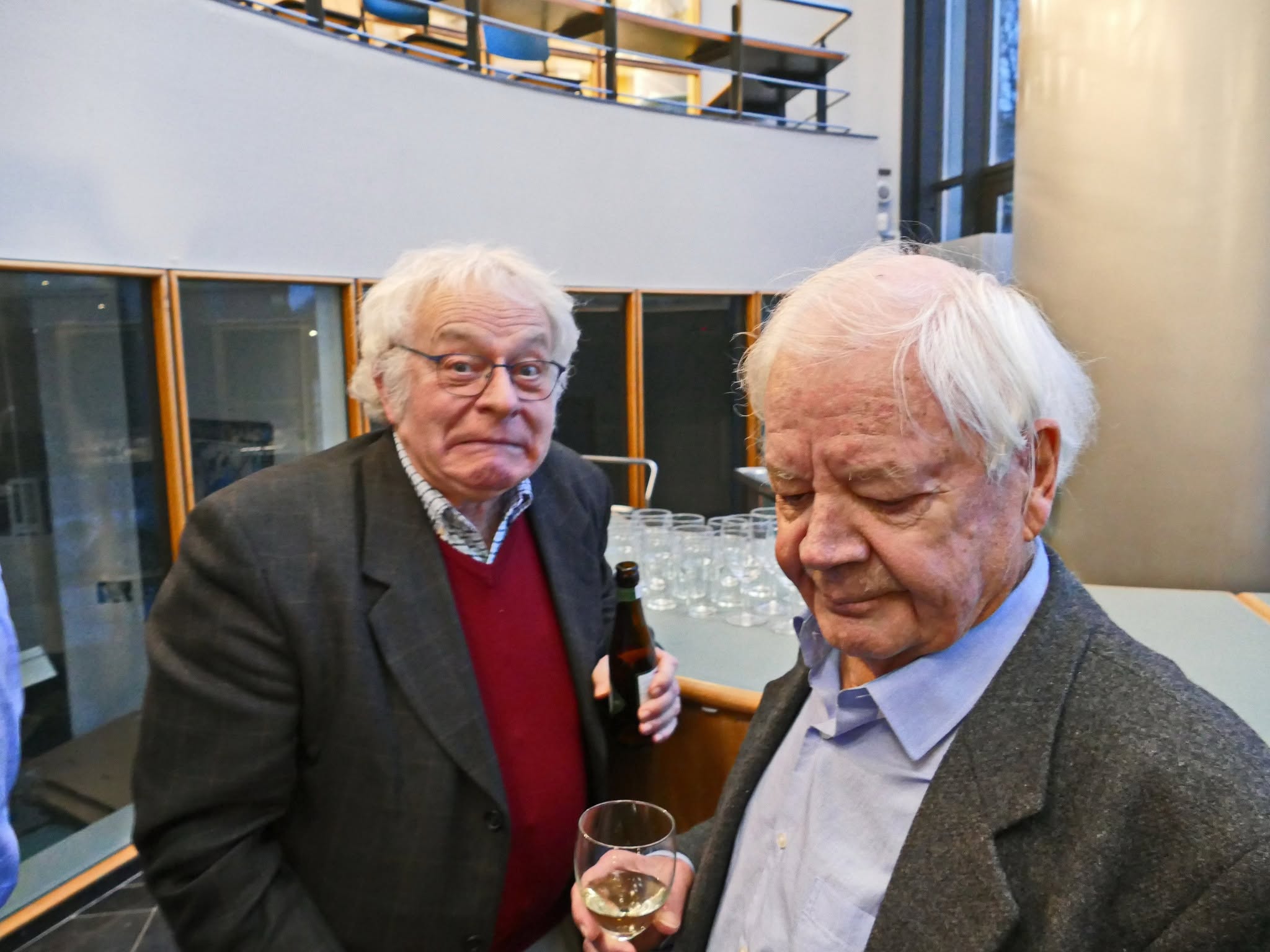 Kan een afbeelding zijn van 2 mensen