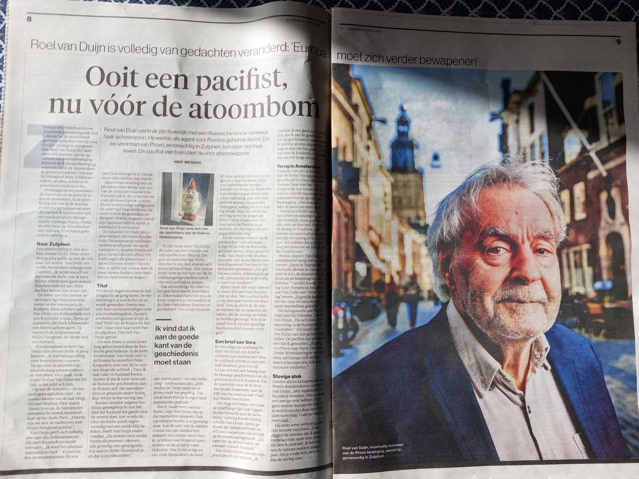 Kan een afbeelding zijn van 1 persoon, kiosk en tekst