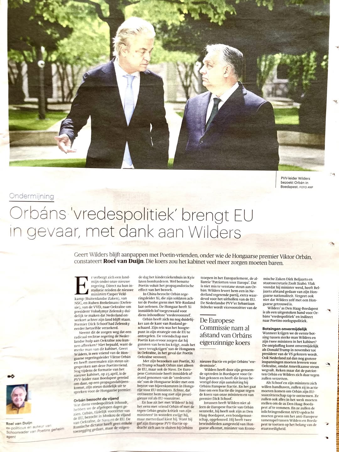 Kan een afbeelding zijn van 3 mensen en tekst