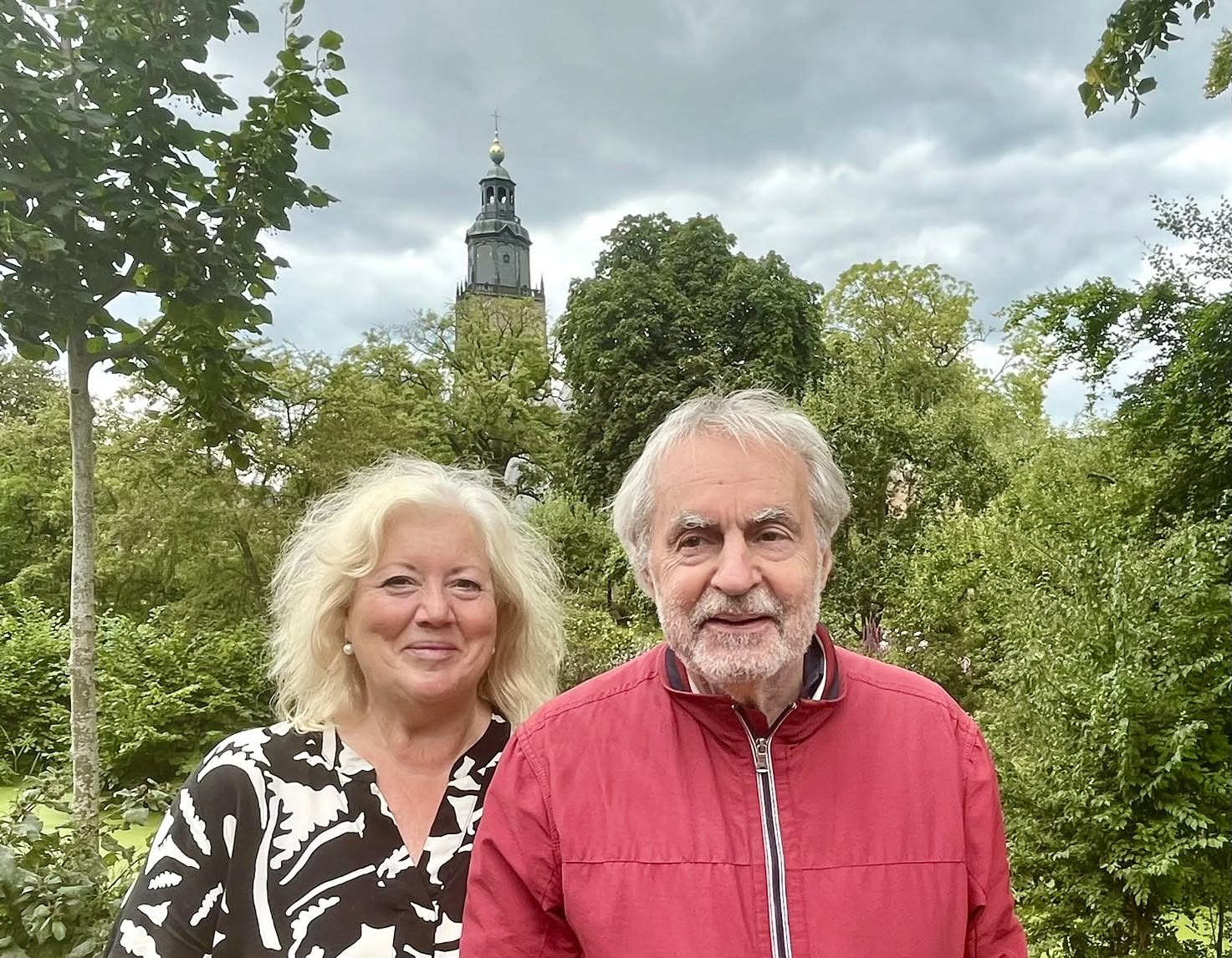 Kan een afbeelding zijn van 2 mensen en klokkentoren