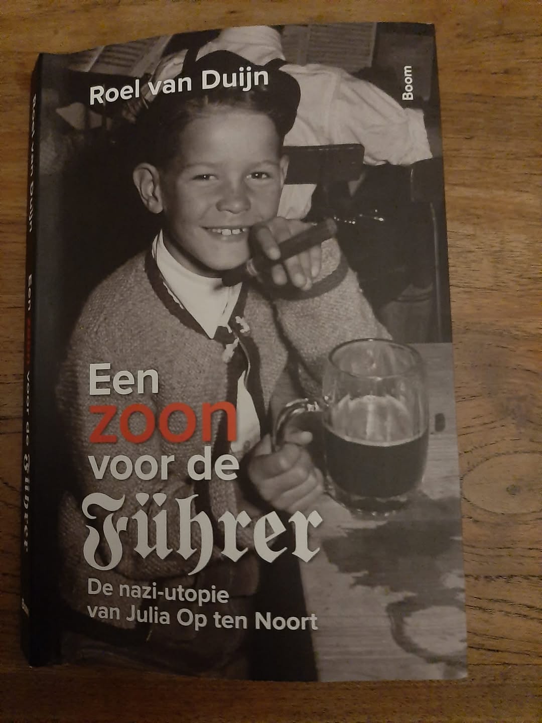Kan een afbeelding zijn van 1 persoon en tekst