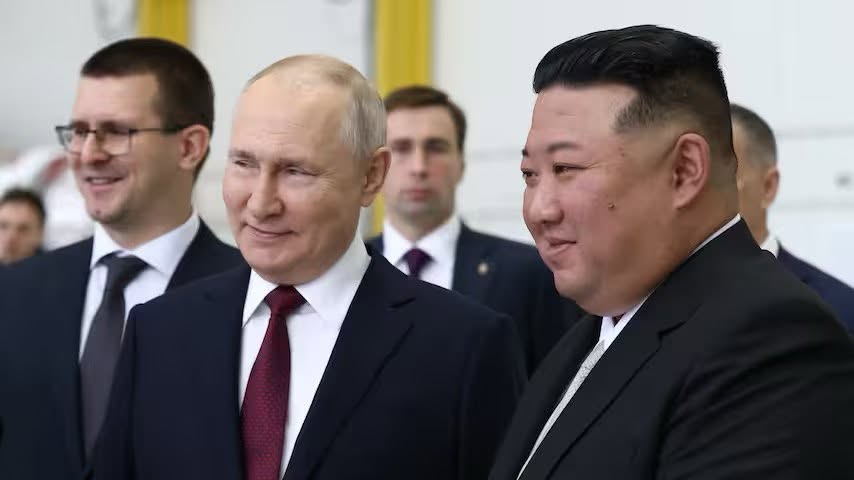 Kan een afbeelding zijn van 4 mensen en Oval Office