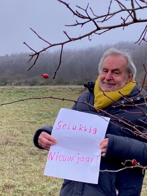 Kan een afbeelding zijn van 1 persoon en tekst
