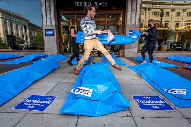 Kan een afbeelding zijn van 3 mensen, trampoline en tekst